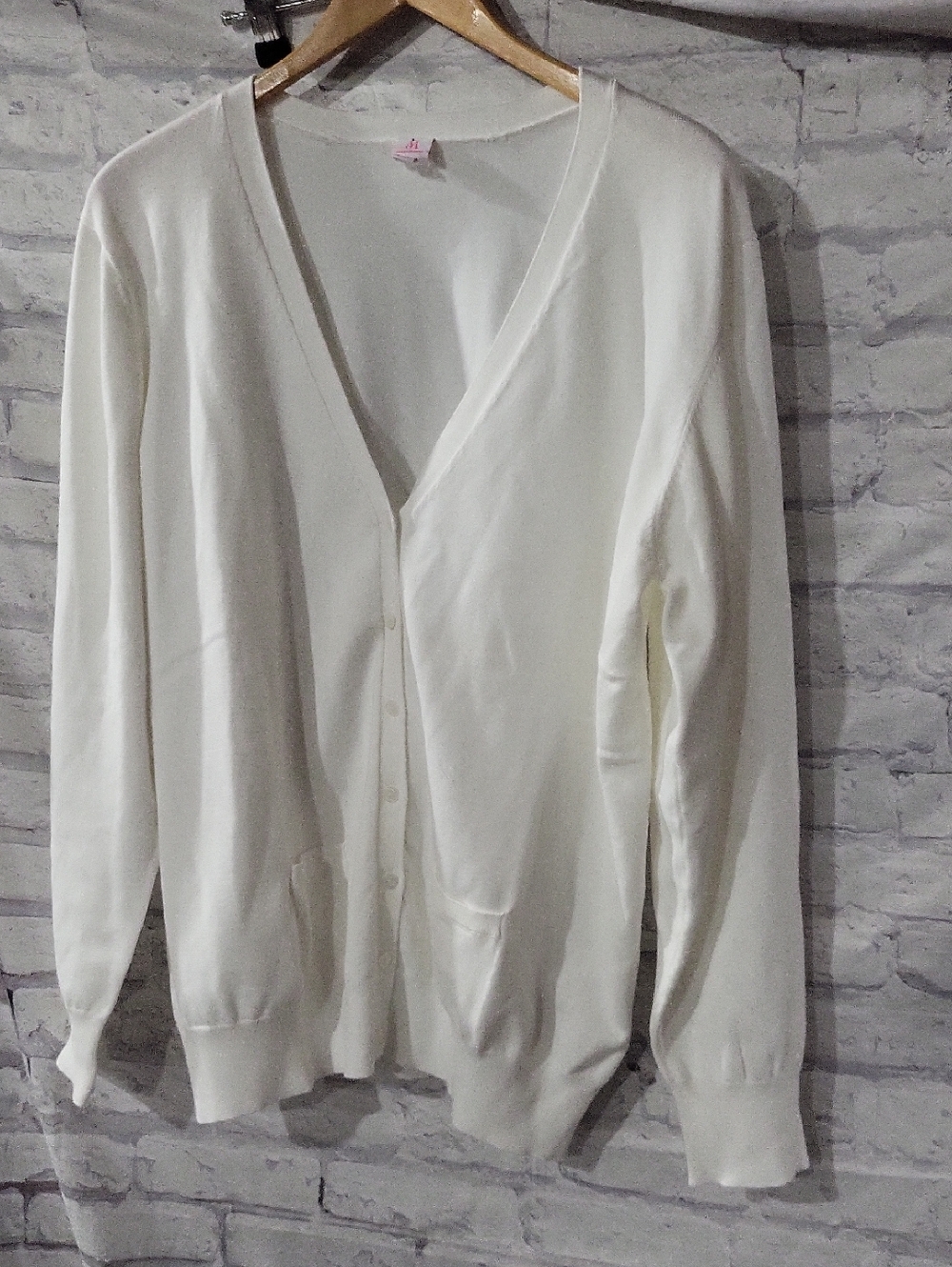 Isaac Mizrahi White V-Neck Button Cardigan Sweater. XXL